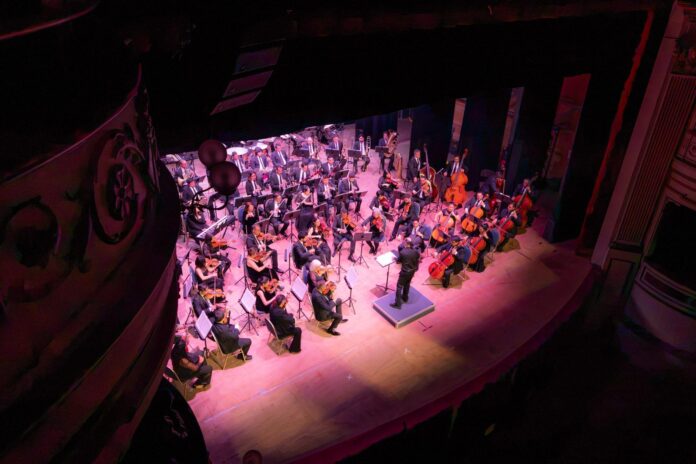 Orquesta Sinfónica de Antofagasta ofreció histórico concierto con teatro lleno en Iquique