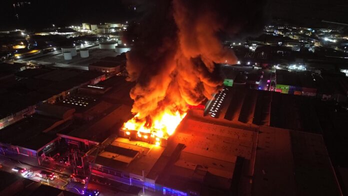 Incendio afecta a dos galpones en el Barrio Industrial de Zofri