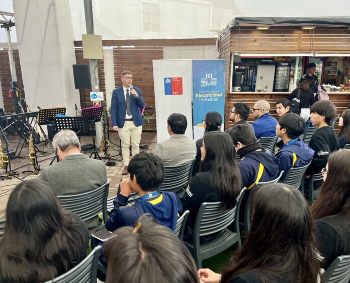 Estudiantes técnicos de Alto Hospicio conocen oportunidades de la generación distribuida