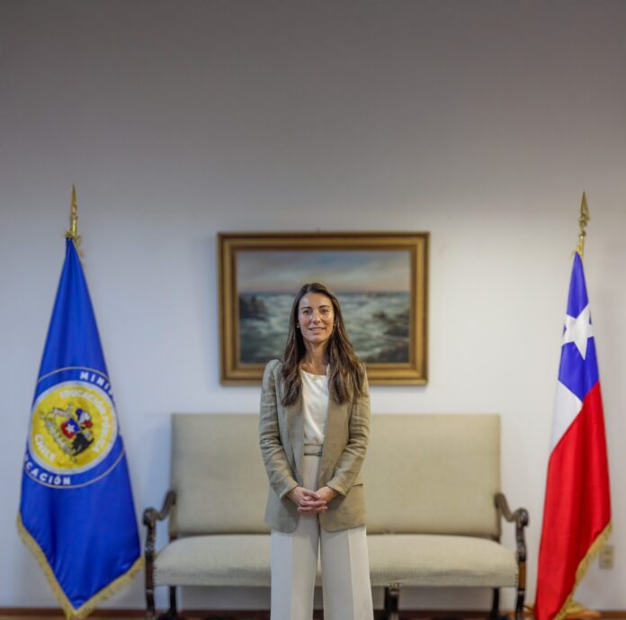 Ministra de Educación plantea reposicionar los aprendizajes como eje del sistema escolar