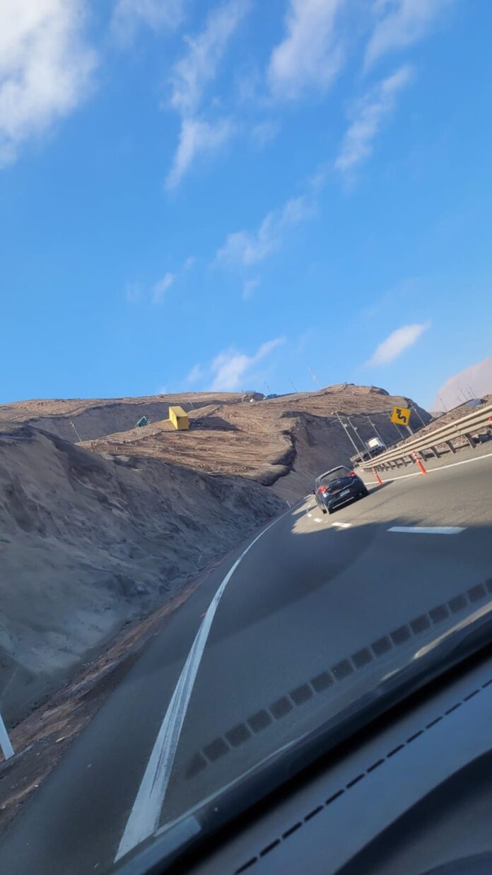Container se desprende de camión y obliga a cerrar pista de subida en la Cuesta El Pampino