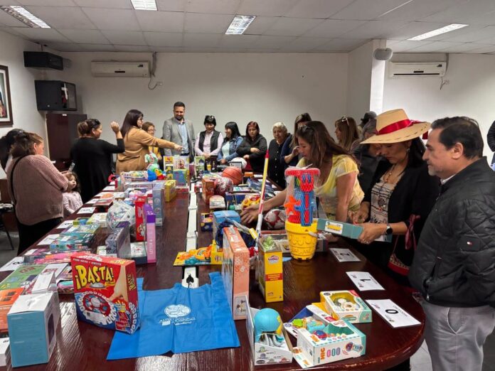 Municipio de Alto Hospicio selecciona juguetes para entrega de Navidad a más de 21 mil niños y niñas