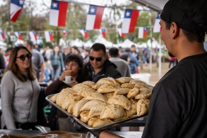 Leonardo Farkas anunció la entrega de 5.000 empanadas en el Parque O’Higgins