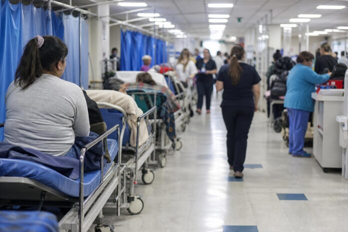 Contraloría detecta esperas de hasta 73 horas para primera atención de pacientes con riesgo vital en hospitales de la RM