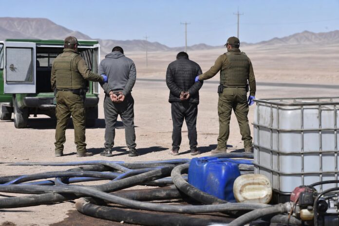 Detienen a dos sujetos acusados de robar más de 2.000 litros de petróleo en Pozo Almonte