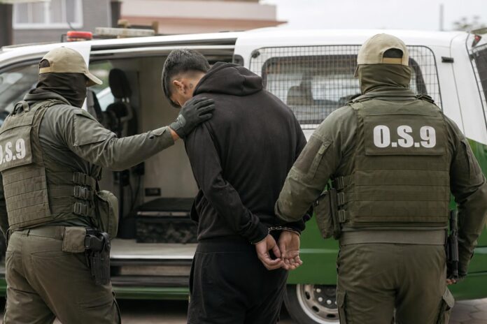 Detienen a cantante urbano en Coquimbo por amenazas de muerte, delito sexual y tenencia de armas