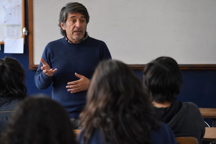 Presidente del Colegio de Profesores critica intervención en inglés de Kast ante la ONU