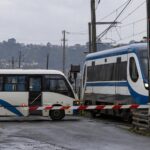 Microbús cruzó paso ferroviario con barreras abajo y quedó frente al Biotren en San Pedro de la Paz