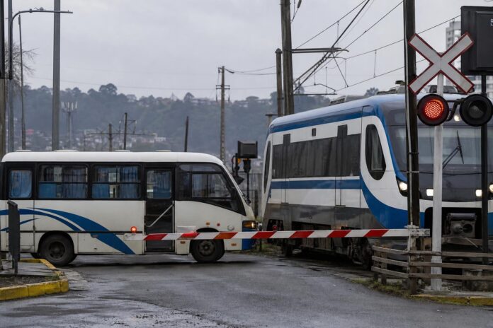 Microbús cruzó paso ferroviario con barreras abajo y quedó frente al Biotren en San Pedro de la Paz