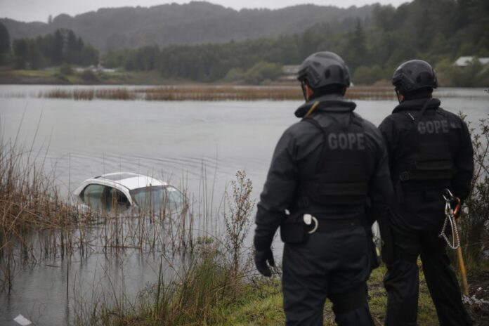Mujer muere tras caer con su vehículo a un humedal en Valdivia