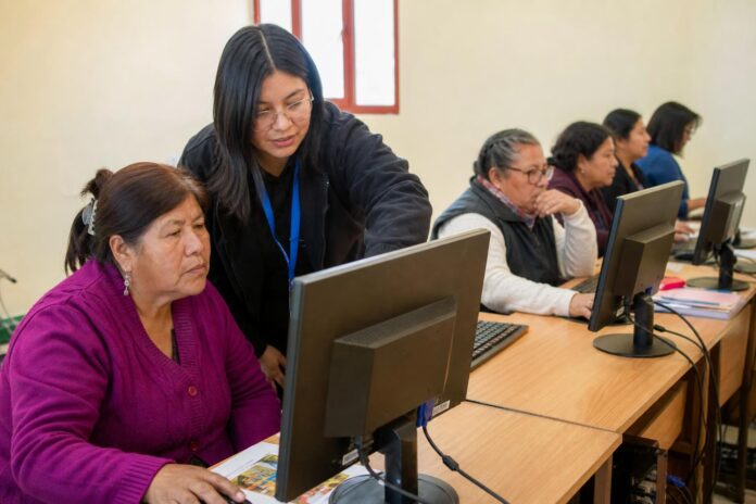 Sence certifica a 30 vecinos de Huara en computación y tejido a telar