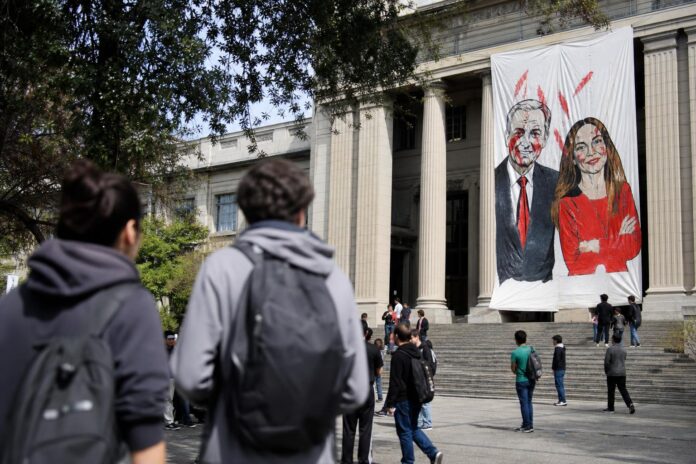 Diputados republicanos critican lienzo de las JJ.CC. desplegado en la Universidad de Chile