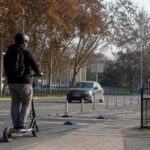 Proyecto busca exigir licencia, seguro y mayoría de edad para conducir scooters eléctricos