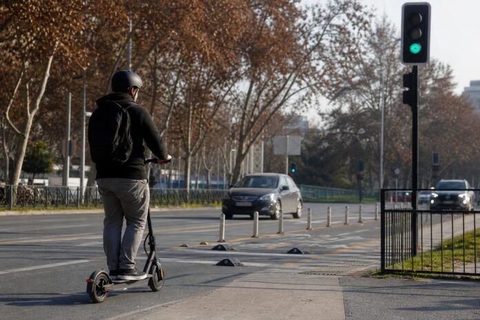 Proyecto busca exigir licencia, seguro y mayoría de edad para conducir scooters eléctricos