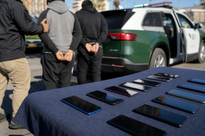 Detienen a dos sujetos y recuperan 14 celulares robados en fondas de Tadeo Haenke
