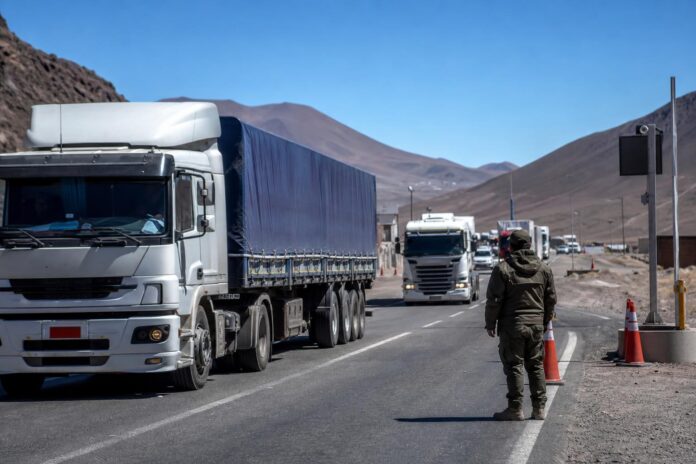 Más de 120 camiones y 40 buses ingresan diariamente a Chile por Colchane pese al cierre nocturno