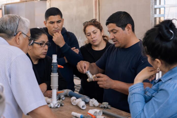 Más de 160 vecinos de Tarapacá participan en talleres de gasfitería básica