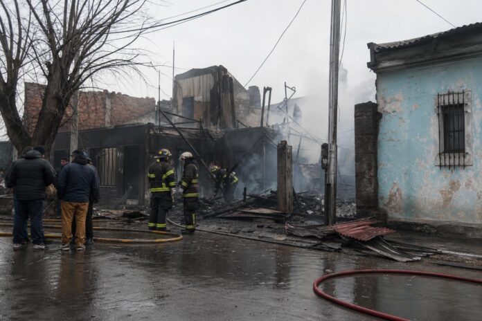 Hallan sin vida a hombre de 71 años tras incendio que destruyó una vivienda en Quinta Normal