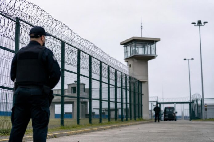Autoridades cuestionan traslado de imputado por sicariato a cárcel de Punta Arenas