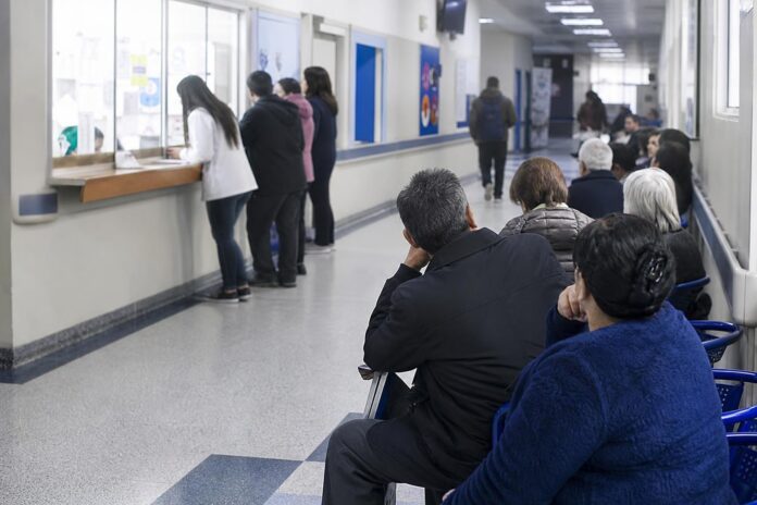Ministra de Salud afirma que el objetivo es reducir los tiempos de espera y no necesariamente el número de pacientes