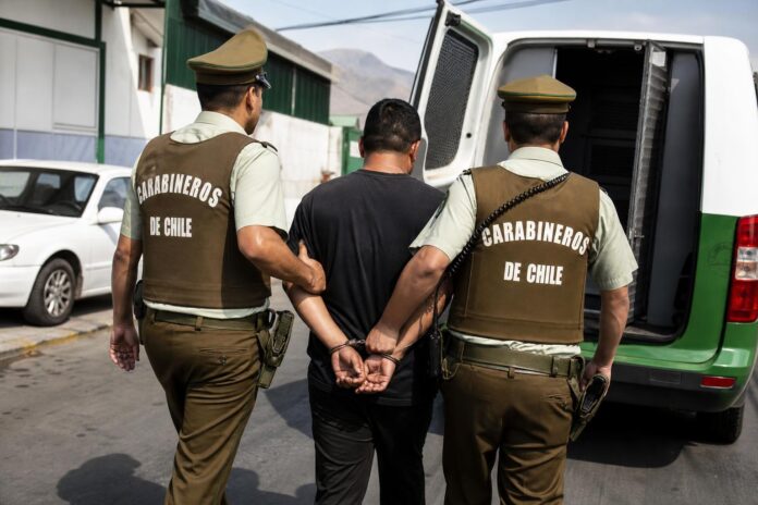 Decretan prisión preventiva para hombre acusado de amenazar con un hacha a carabineros en Iquique