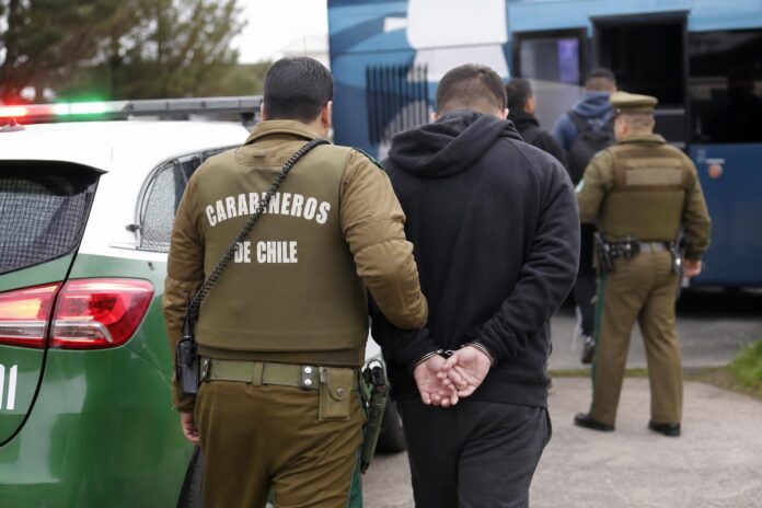 Detienen a tres personas tras robar un vehículo y escapar en una micro en Penco