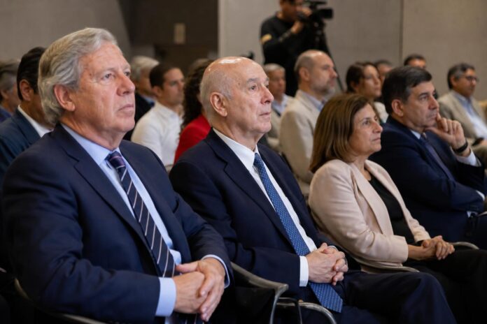 Reconocen trayectoria de Patricio Sesnich Stewart y Leonardo Solari Alcota por su aporte a la ZOFRI y Tarapacá