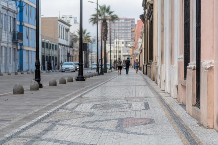 Definen cronograma para recuperar veredas del Paseo Baquedano en Iquique