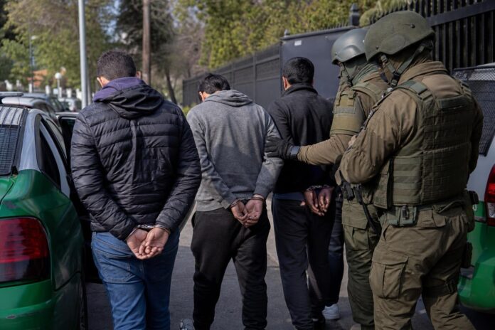 Detienen a tres ciudadanos venezolanos por secuestro de joyero en Santiago
