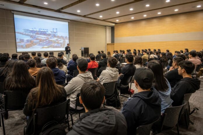 Más de 200 estudiantes de Chile y Bolivia participaron en conversatorio sobre logística y comercio internacional