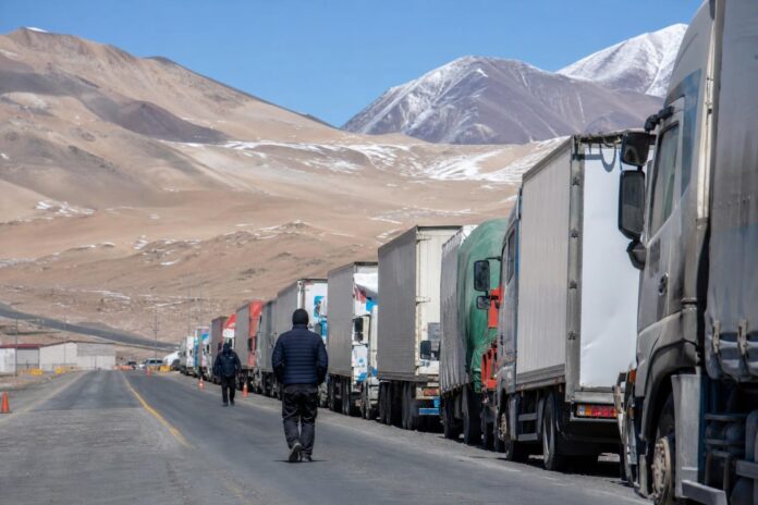 Más de 200 camiones y 50 buses permanecen varados en la frontera de Colchane
