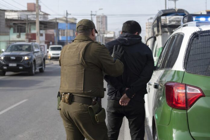 Detienen a ciudadano boliviano que portaba una pistola durante control vehicular en Alto Hospicio