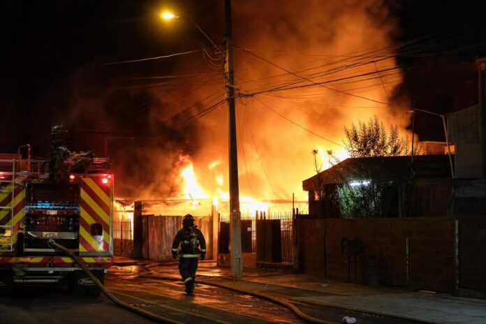 Incendio consumió al menos dos viviendas en el sector El Boro de Alto Hospicio