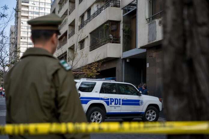 Niño de nueve años muere tras caer desde un edificio en Santiago Centro