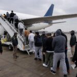 Gobierno concreta expulsión de 40 extranjeros en vuelo con destino a Colombia y Perú