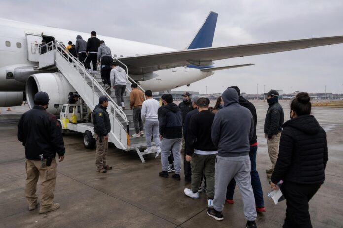Gobierno concreta expulsión de 40 extranjeros en vuelo con destino a Colombia y Perú