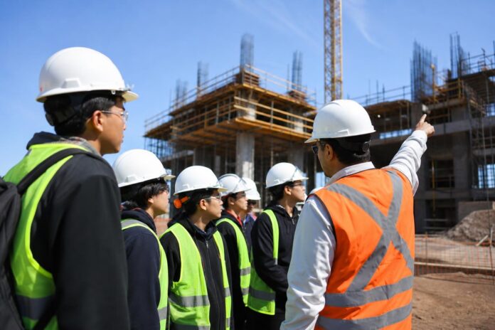 Estudiantes de liceos técnicos conocen en terreno una obra de construcción en Iquique