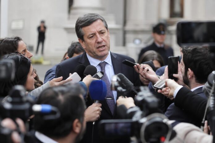 Ministro Jaime Campos genera críticas tras reiterar cuestionamientos a la centroizquierda