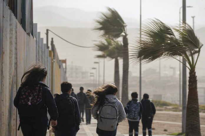 SLEP Iquique retrasa a las 09:30 el ingreso a clases en 42 establecimientos por fuertes vientos