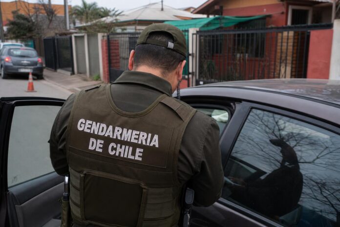 Detienen a gendarme de Colina I tras evadir control y hallar celulares y dinero en su vehículo