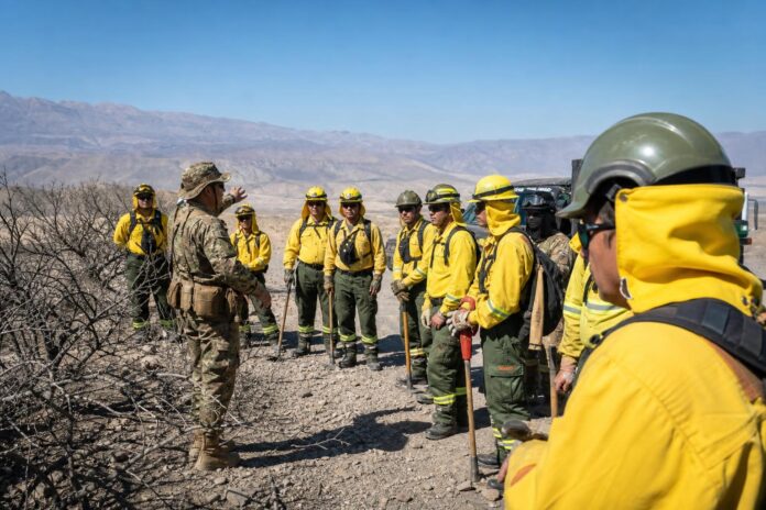 CONAF y Ejército capacitan a brigadas para responder ante incendios forestales en Tarapacá