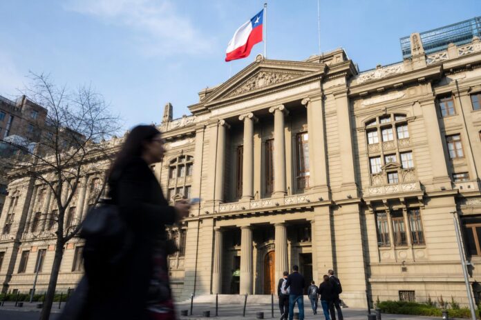 Contraloría detecta 485 funcionarios suspendidos y pagos por $671 millones en los casos más prolongados