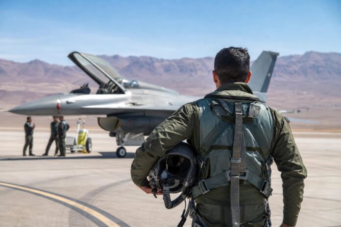 FACh gradúa a nueva generación de pilotos de combate en la base aérea Los Cóndores de Iquique