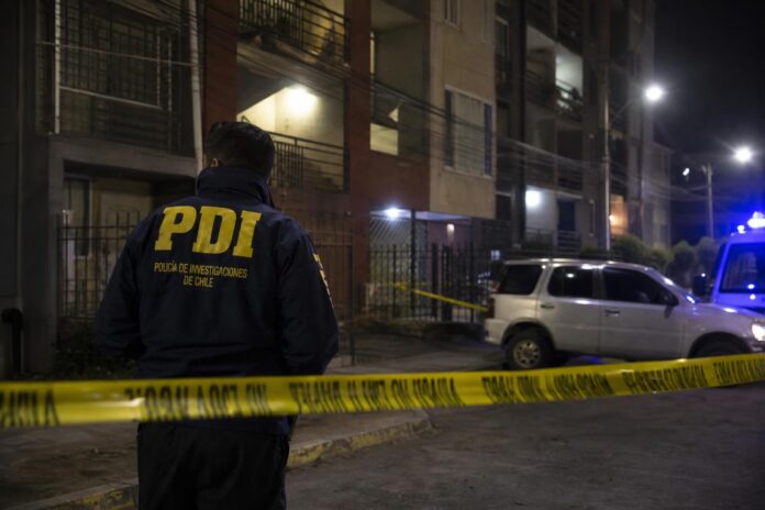 Hombre muere baleado tras permitir el ingreso de tres sujetos a un block en Pudahuel
