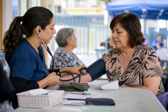 Proyecto de prevención distribuyó 720 equipos para detectar diabetes e hipertensión en Iquique