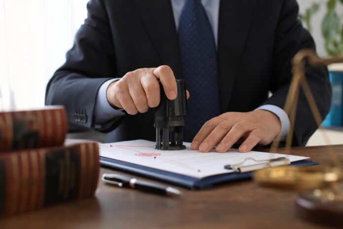 Corte Suprema confirma condena contra notario por autorizar compraventa con firmas falsificadas