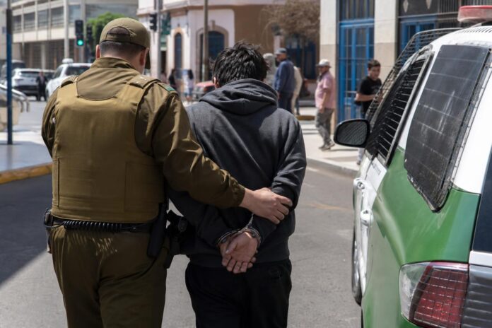 Detienen en el centro de Iquique a hombre que manipulaba un arma de fantasía