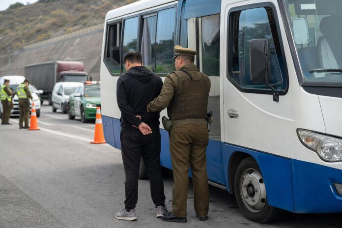 Detienen a chofer de microbús tras dar positivo a cocaína en Algarrobo