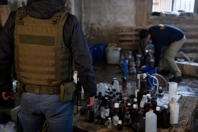 Detienen a bioquímico acusado de fabricar y distribuir popper y otras drogas en Limache