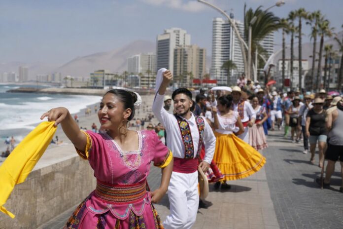 Pasacalle cultural recorrió Cavancha y Playa Brava durante la Semana del Turismo 2026